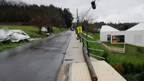 EFECTOS DEL TEMPORAL ANA: EN OZA-CESURAS, EL TEJADO DE A GALIA AZUL SALE VOLANDO