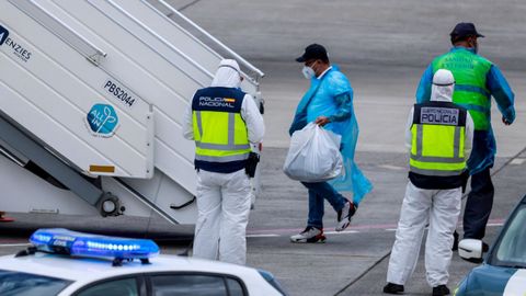 Un pasajero del MV Hondius sube al avi�n rumbo a Pa�ses Bajos.