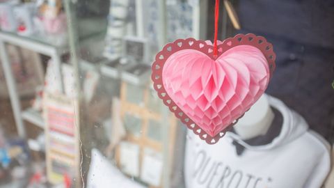 Adornos por el d�a de San Valent�n en un escaparate de Pontevedra