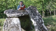 El escritor Francisco Narla, junto al dolmen da Muruxosa, en Cot