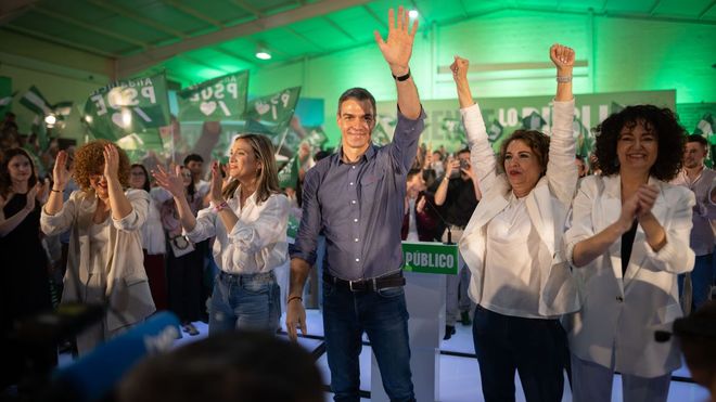 Pedro S&aacute;nchez junto a Mar&iacute;a Jes&uacute;s Montero en el mitin de Huelva