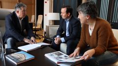 El alcalde de Pontevedra, Miguel Anxo Fernndez Lores, y la concejala Eva Vilaverde con Arturo Ramrez, tras la entrega del libro sobre la rehabilitacin de la Casa Consistorial