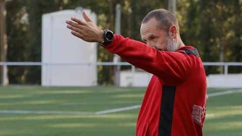 Manuel Vicente, el t�cnico de la UD Folgueiro.