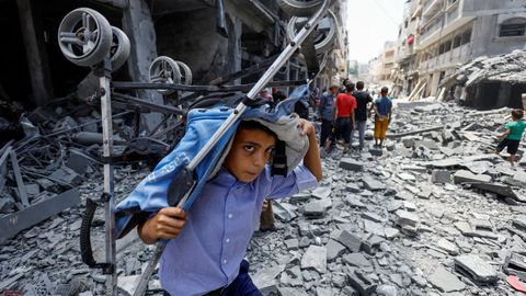 Un nio en un lugar bombardeado por Israel en Ciudad Gaza.