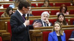 El presidente de la Generalitat, Salvador Illa, y la consejera de Derechos Sociales e Inclusin, Mnica Martnez Bravo, en la sesin de control al Gobierno cataln en el pleno del Parlamento autonmico