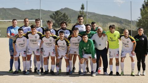 Los jugadores del Atltico Arnoia, en el campo del CD Rocas, en Esgos, donde disputaron el partido de octavos de la Copa Diputacin