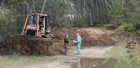 El agente de Maceda gua y supervisa la tarea del conductor de un buldcer que est abriendo un cortafuegos.