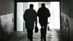 Foto de archivo de dos investigadores saliendo del garaje de Vigo en el que se cometi� el crimen en el 2004.