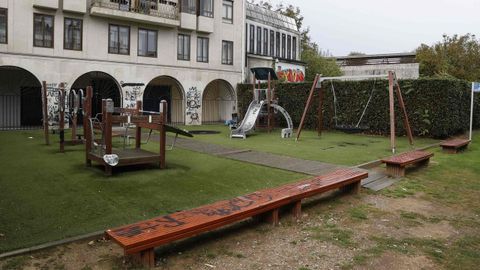 El abandonado parque infantil de O Cantio