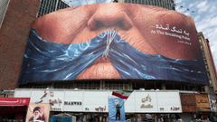 Cartel antiestadounidense que hace referencia a Donald Trump y al estrecho de Ormuz en la plaza Valiasr de Teher&aacute;n.