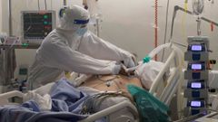 Un enfermero de la Unidad de Cuidados Intensivos del Hospital Morales Meseguer de Murcia