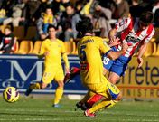 Diego Tonetto trata de eludir el marcaje de un jugador del Las Palmas en la primera vuelta.