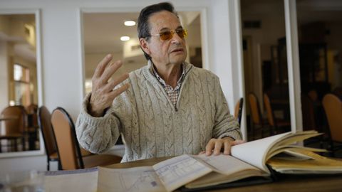 El ingeniero industrial Javier Guilln, con los planos que conserva de los refugios nucleares