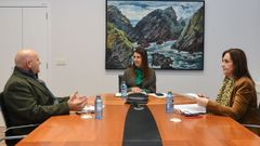 La conselleira do Medio Rural, Mar�a Jos� G�mez, acompa�ada por la directora xeral de Desenvolvemento Rural, Paz Rodr�guez, se reuni� con el alcalde de Cartelle, Jaime Sousa