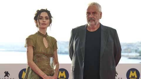 La actriz Zoe Sidel y el director franc�s Luc Besson, posan durante la presentaci�n se �Dracula, a love tale�