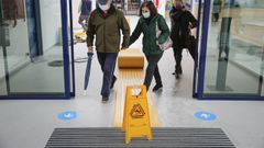 La lluvia complic� la primera jornada laborable con la nueva terminal de buses en servicio