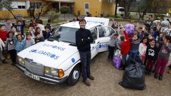 Enrique y su �Taponeta� visitaron ayer a los escolares del colegio Domingo Font�n del municipio de Portas, donde recogieron varios kilos de tapones para ayudar a ni�os con par�lisis cerebral. 