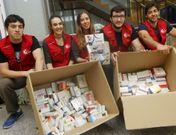El grupo solidario con los medicamentos que recogen. 