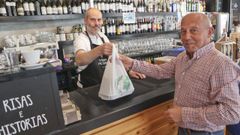 Pablo Rebollo, responsable del Gastrobar Nu�, entrega un paquete sorpresa por valor de 12 euros a Jos�, que solo tuvo que pagar 4,99