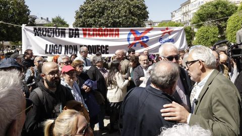 Miguel Fern�ndez y el resto de concejales se dieron un ba�o de masas a la salida del pleno de la moci�n de censura