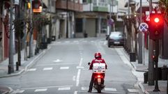 Un repartidor en un sem�foro en rojo