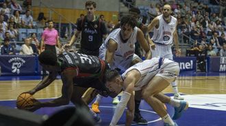 Johnson protege el bal�n ante Barcello y Felipe dos Anjos en el partido de la primera vuelta en Sar