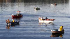 Mariscadores a flote en el banco de As P�as, en una fotograf�a de archivo