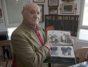 Manuel Garc�a Valle, en su domicilio en A Pontenova, repleto de recuerdos de su vida. 