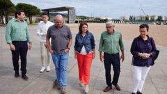 Adriana Lastra, entre Monchu �lvarez y Floro, en la playa del Arbeyal de Gij�n