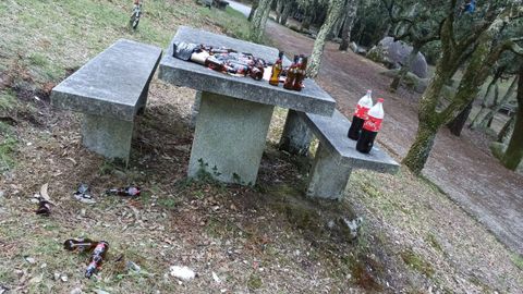 BASUREROS INCONTROLADOS.En este parque natural de Lousame, algunos vecinos usan el merendero para organizar fiestas, aprovechando que es una zona aislada y en donde hay una menor vigilancia. 