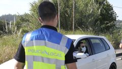 Auxiliar de la Polic�a Local de Ares, en imagen de archivo durante un operativo. 