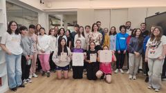 Bea Lema, con alumnos y profesores del IES Sofa Casanova