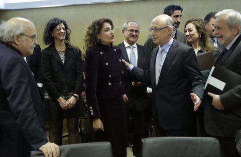 Montoro, junto a su equipo econmico y varios consejeros de Hacienda al inicio de la reunin. 