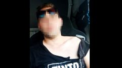 El camionero, que pide mantenerse en el anonimato, con la camiseta que asegura que le rompi� el otro conductor que protagoniza la pelea.