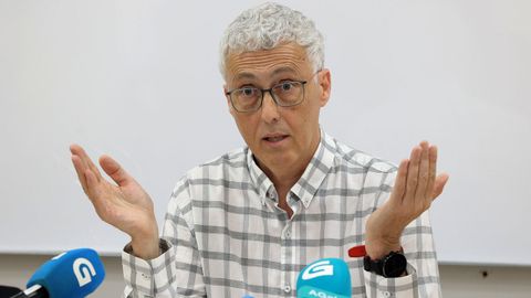 El presidente de la CIUG, Iv&aacute;n Area, este jueves durante una rueda de prensa en la Facultade de Dereito, en Santiago.