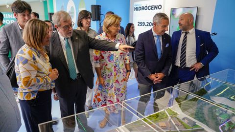 La vicepresidenta Gimena Llamedo (2i) y los consejeros de Transicin Ecolgica, Nieves Roque (4i), y Ciencia, Empresas, Formacin y Empleo, Borja Snchez (i), y el presidente de Hunosa, Gregorio Rabana (3i), asisten a la celebracin del Da que la Feria Internacional de Muestras de Asturias