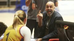 Lino L�pez dando indicaciones durante el partido.