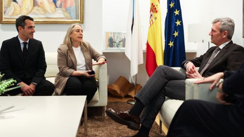La decana del colegio, Beatriz Spuch, con el presidente de la Xunta, Alfonso Rueda (derecha)