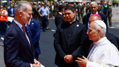 El rey recibe al papa en el aeropuerto.