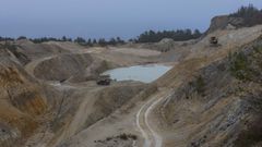 Trabajos ayer en una balsa y su entorno, a unos doscientos metros de lugar en el que se produjo la riada este pasado s�bado.