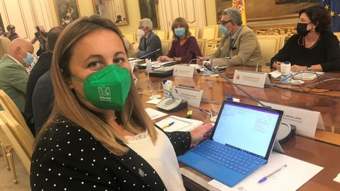 La consejera de Educación del Principado, Lydia Espina, con la ministra de Educación, Pilar Alegría, al fondo, al inicio de la conferencia sectorial