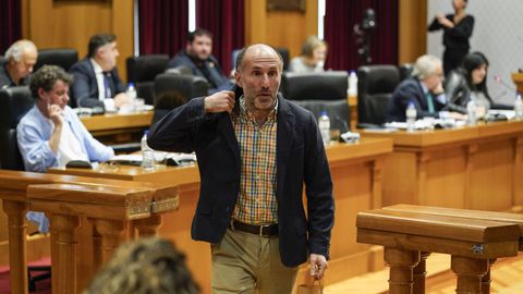 El gobierno rechaz una enmienda del BNG que pretenda regular las dietas de 350 euros por asistencia a los plenos para que Jcome no pueda cobrar cuando se va de las sesiones antes de que estas terminen. Lo hace sistemticamente y ayer no fue una excepcin. El pleno comenz a las 10.00, l se fue a las 11.50 y el debate continu hasta cerca de las 14.00 horas.