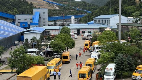 Numerosas ambulancias en el exterior de la mina de Liushenyu (China) donde se ha producido la explosi�n