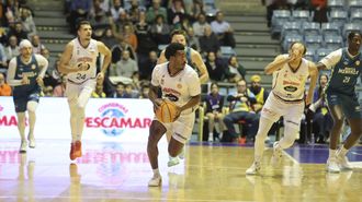 Micah Speight conduce un contraataque ante el Menorca