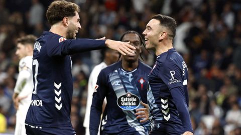 Iago Aspas y Javi Rueda celebran el triunfo del Celta en el Bernabu en presencia de Ilaix Moriba.
