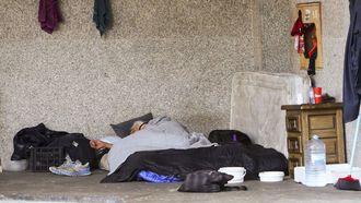 Un sintecho duerme en una calle de Santiago.