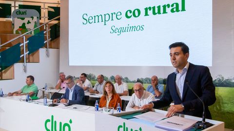 Directivos de la cooperativa durante la reuni�n de la asamblea