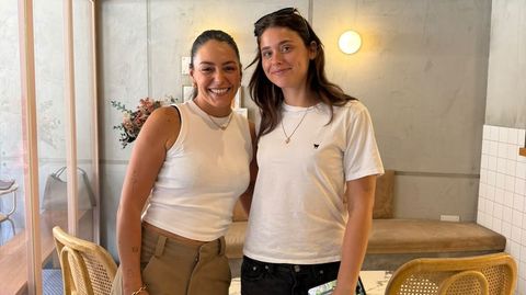 A la derecha, la actriz Nicole Wallace, que se fotografi� con la hostelera e �influencer� pontevedresa en el local de esta �ltima, Lim�n Brunch.