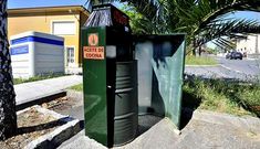 Imagen de uno de los contenedores de reciclaje de aceite del municipio. 