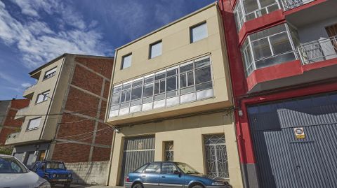 En el centro, el edificio que subasta el Fogasa en A Rúa de Valdeorras